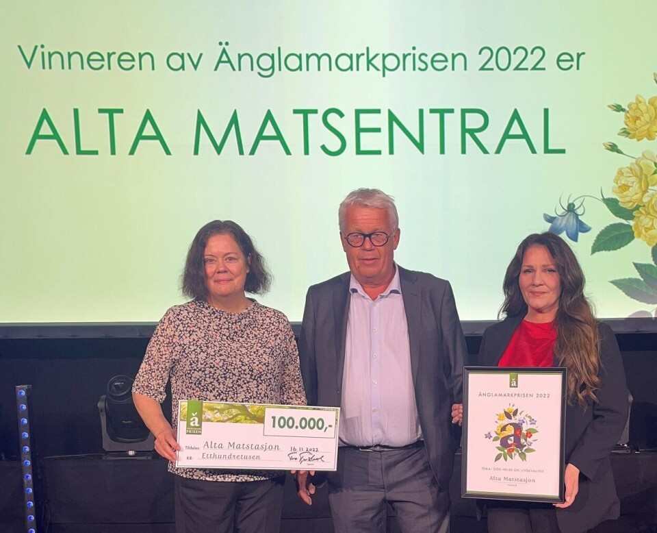 Alta Matstasjon etter å ha sikret seg Änglamarkprisen 2022: Anna Maria Gabourel, prosjektleder Alta Matstasjon, Tore Tjomsland, styreleder Coop Norge SA og Heidi Tangstad, styreleder Alta Matstasjon. Foto: Coop Norge