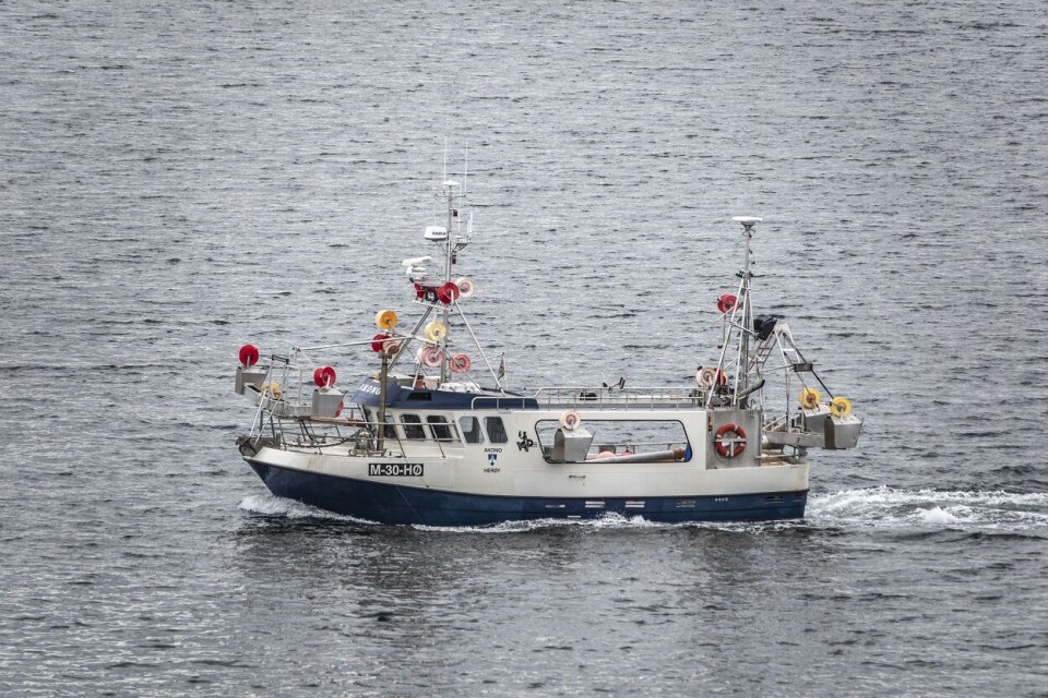 Liten fiskebåt på vei inn Hessafjorden til Ålesund