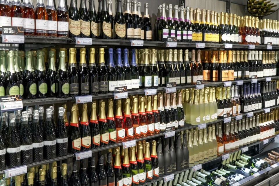 Det kan bli aktuelt å merke alle vinflasker og annen alkoholholdig drikke med en advarsel. Foto: Gorm Kallestad/NTB