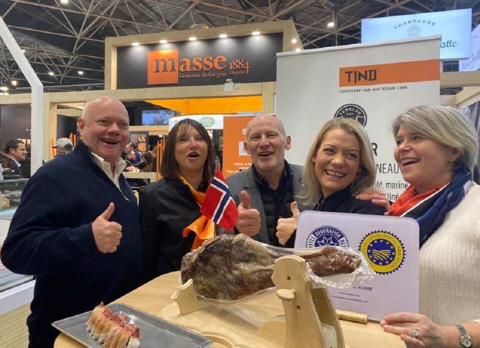 I dag ble det signert en eksportavtale mellom Fenalår fra Norge/Grilstad og den franske grossisten Masse på proffmessen SIHRA i Lyon. Fra venstre markedssjef i Tind, Svein Andreassen, eiere av Masse, Sabine Masse og Frédéric Masse, landbruks- og matminister Sandra Borch og administrerede direktør i Stiftelsen Norsk Mat, Nina Sundqvist. Foto: Stiftelsen Norsk Mat