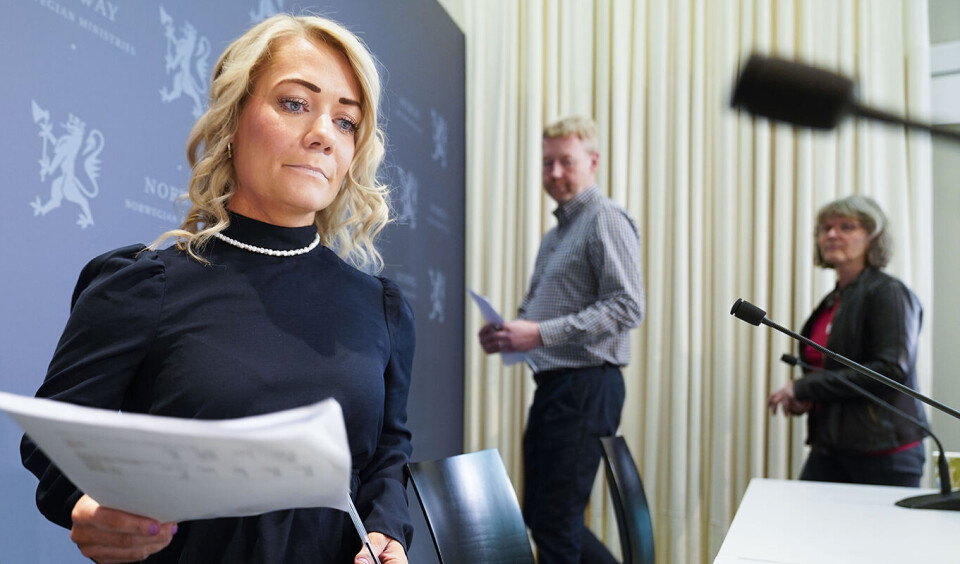 Landbruks- og matminister Sandra Borch (Sp), her sammen med leder Bjørn Gimming i Norges Bondelag og tidligere leder Kjersti Hoff i Norsk Bonde- og Småbrukarlag i forbindelse med fjorårets jordbruksoppgjør.