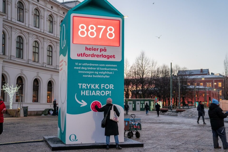 På Oslo S kunne forbipasserende i midten av januar vise sin støtte til de uavhengige meieriene ved å trykke på den store røde knappen og gi sitt heiarop «for innovasjon og valgfrihet i butikkhyllen». Det var det mange som gjorde. Foto: Kavli Norge