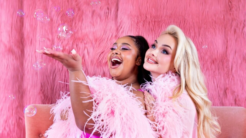 Bloggeren Sophie Elise (til høyre), som for tiden er aktuell med NRK-poskasten Sophie & Fetisha, skulle lansert godteriposen Candy Girl i Rema 1000 i februarvinduet. Nå er lanseringen utsatt.