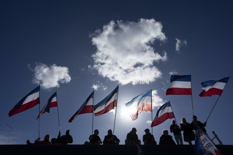 Mange av demonstrantene i Haag bar på det nederlandske flagget opp ned, noe som har blitt synonymt med bondeprotestene i landet. Foto: Peter Dejong, AP, NTB