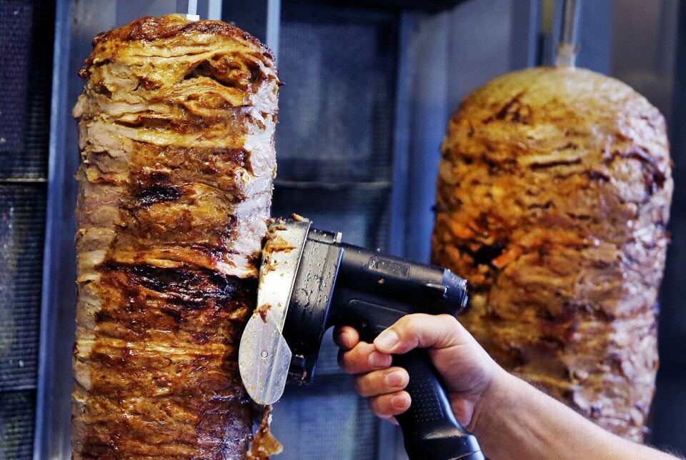 Over fire tonn med kebabkjøtt må destrueres etter funn av salmonella. Foto: Michael Probst | AP