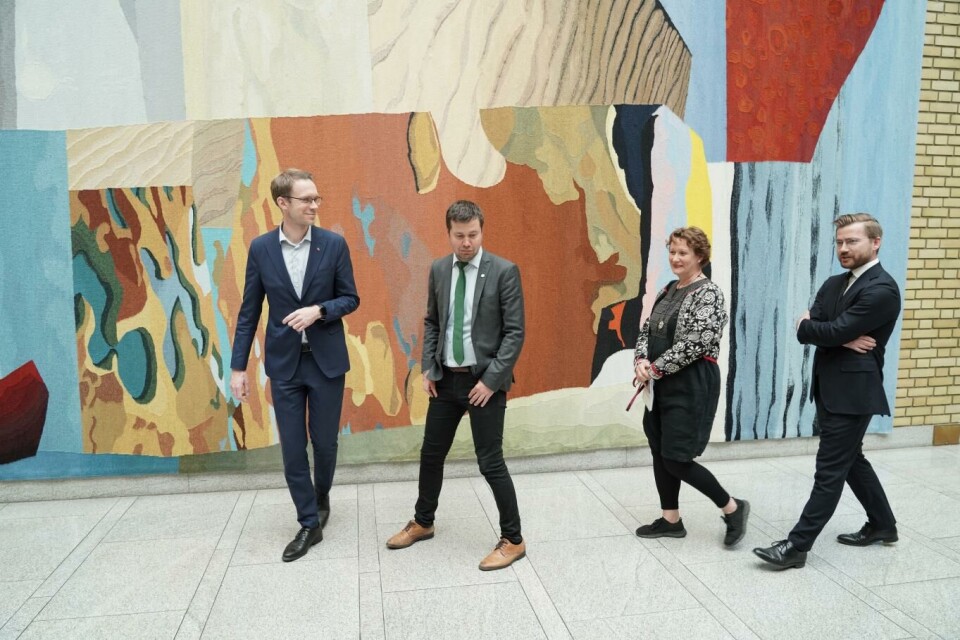 I forrige uke presenterte Eigil Knutsen (Ap), Geir Pollestad (Sp), Irene Ojala i Pasientfokus og Sveinung Rotevatn (V) enigheten om lakseskatten. Onsdag ble skatten vedtatt av Stortinget.