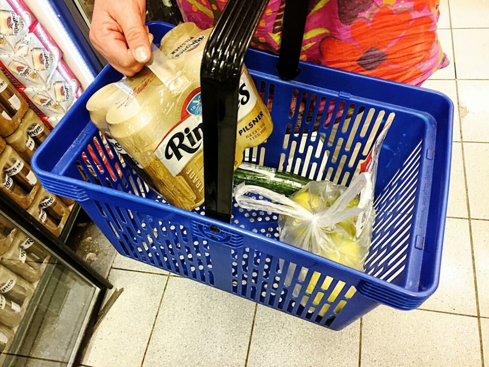 Avgiftene på alkohol blir ikke justert, selv om prisene er ventet å øke mer enn anslagene.
