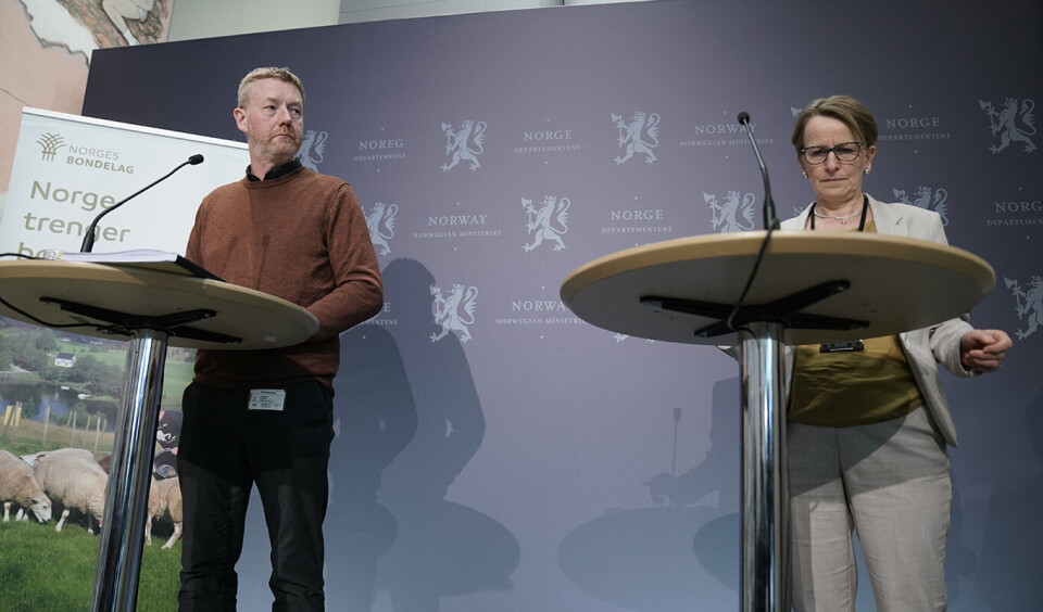 Leder i Norges Bondelag, Bjørn Gimming, overleverer kravet i årets jordbruksoppgjør til ekspedisjonssjef Viil Søyland i Landbruks- og matdepartementet.