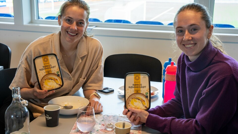 Rømmegrøten fra Rørosmeieriet falt i smak hos Ina Lundereng Vårvik, Karen Oline Sneve og de andre RBK-spillerne.
