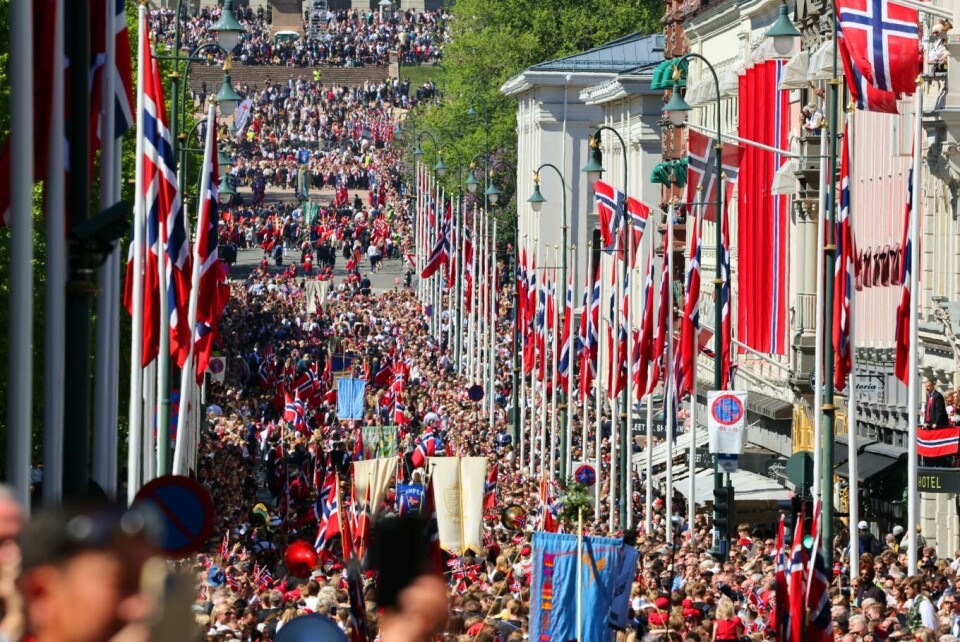 Barnas dag: Karl Johan fylt opp av folk mens 17. mai toget går opp til Slottet.
