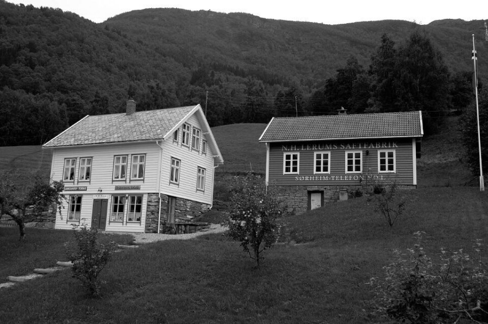 Frå garden på Sørheim dreiv Kari og Nils Lerum ein triveleg landhandel. Foto Lerum