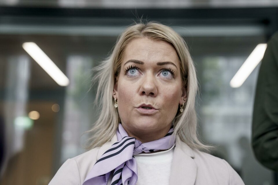 Landbruksminister Sandra Borch lar bøndene høste kornet tidligere for å motvirke fôrkrise under tørken.