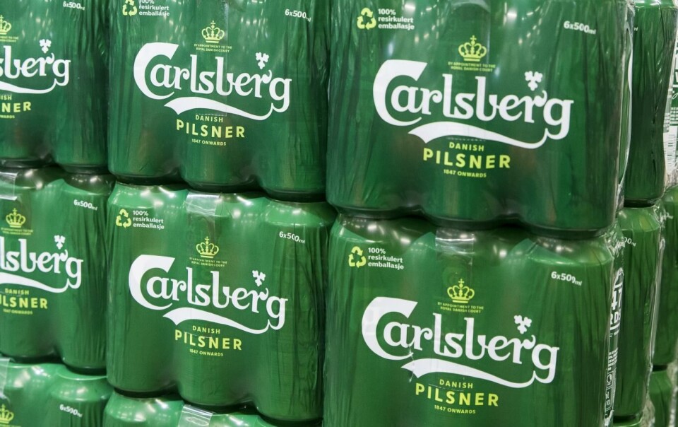Carlsberg dropper å lime ølboksene sammen i Danmark.
