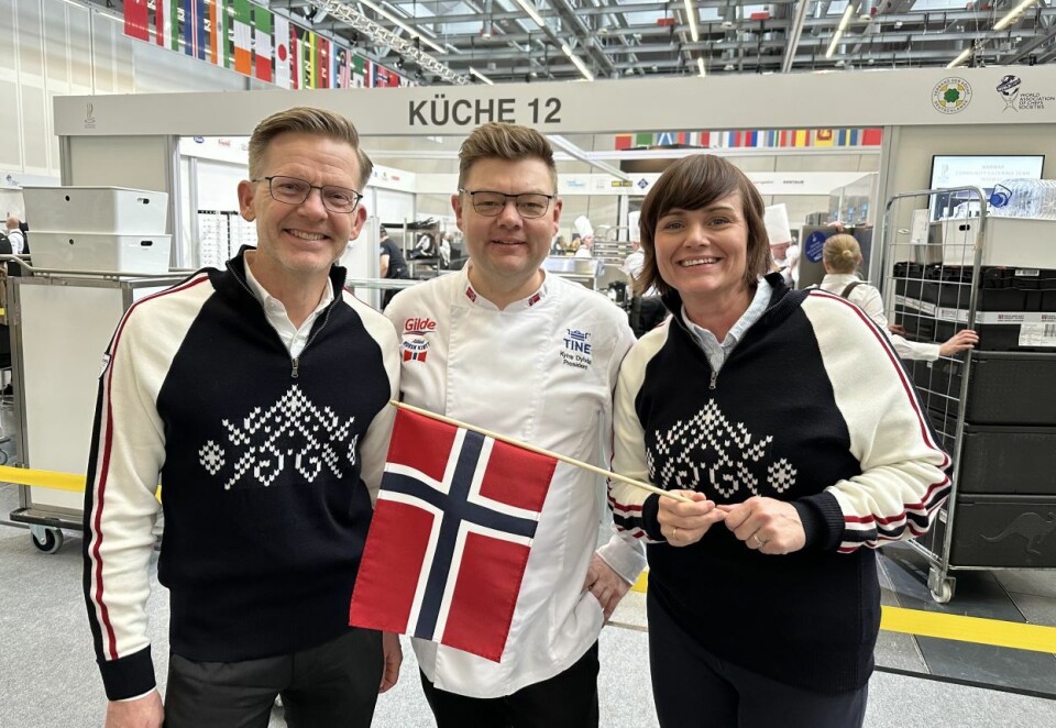 Stortingsrepresentantene Tage Pettersen og Margret Hagerup heier på de norske kokkelandslagene og vil gjøre sitt for at de får rammebetingelser som lar dem konkurrere på aller høyest nivå internasjonalt. I midten Kyrre Dybdal, president i Norske Kokkers Landsforening. Foto: Oddbjørn Roksvaag