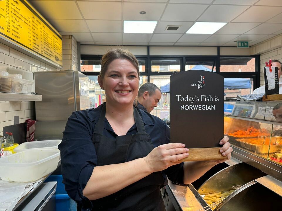 Fiskeri- og havminister Cecilie Myrseth utfordrer sin svenske kollega, landbruksminister Peter Kullgren, til vennskapelig kokkekamp under Bocuse d`Or Europe i Trondheim. Bildet er fra et besøk i London der dagens fisk (selvfølgelig) var norsk. Foto: NFD