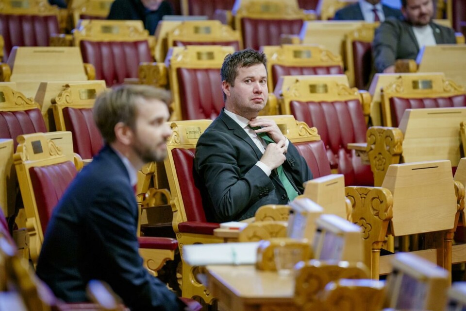 Næringsminister Jan Christian Vestre (Ap) (foran) og landbruks- og matminister Geir Pollestad (Sp) (bak) legger fram planen fredag. Foto: Stian Lysberg Solum, NTB