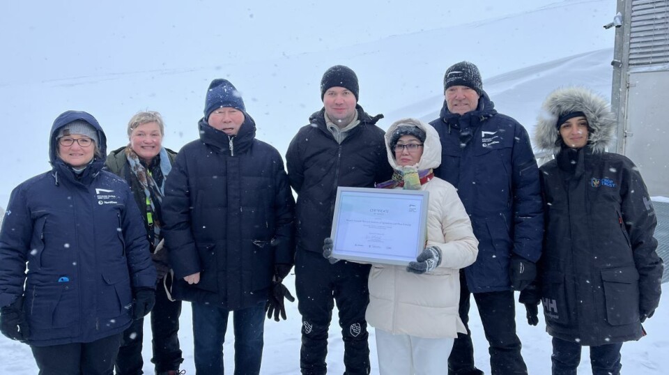 Landbruks- og matminister Geir Pollestad (i midten) delte ut sertifikat til representanter fra Kazakhstan, NordGen og Crop Trust. Foto: LMD