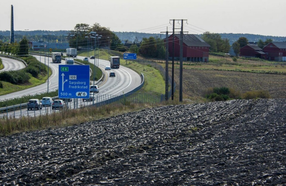 Veier stod for den klart største delen av omdisponeringen av matjord i 2023. Bildet viser nedbygd matjord ved E6 nær Sarpsborg. Foto: Morten Günther | Nibio