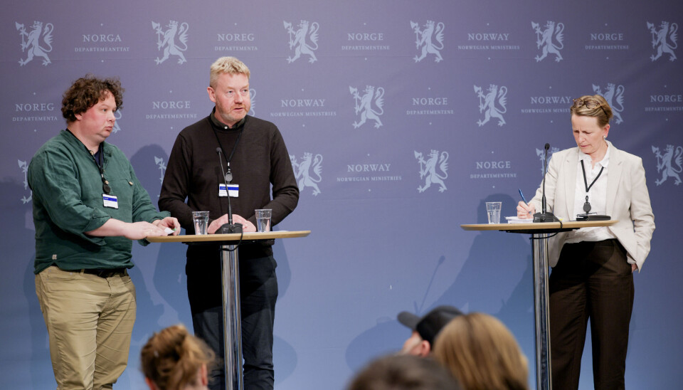 Ekspedisjonssjef Viil Søyland presenterer Statens tilbud i jordbruksoppgjøret for Tor Jacob Solberg, leder av Norsk Bonde- og Småbrukarlag (til venstre) og Bjørn Gimming, leder av Norges Bondelag. Bøndene – her ved leder Tor Jacob Solberg (til venstre) i Norsk Bonde- og Småbrukarlag og leder Bjørn Gimming i Norges Bondelag – er ikke fornøyd med statens tilbud i jordbruksoppgjøret. Ekspedisjonssjef Viil Søyland kalte det «et godt tilbud».