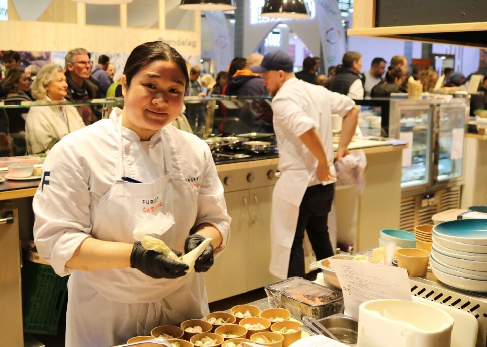 Vivian Voong angrer ikke på yrkesvalget sitt. Hun valgte utdanning som konditor og senere kokk. Her lager hun mat på den norske restauranten under den internasjonale messen Grüne Woche i Berlin. Foto: Hermann Möhring