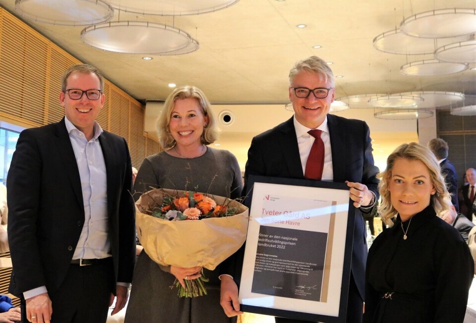 Den nasjonale bedriftsutviklingsprisen i landbruket for 2022 gikk til Ingunn og Johan Anstensrud fra Tveter Gård Foredling AS i Våler. De vant med produktet Den Sorte Havre. Her sammen med Innovasjon Norges Håkon Haugli og landbruks- og matminister Sandra Borch. Foto: Hermann Möhring