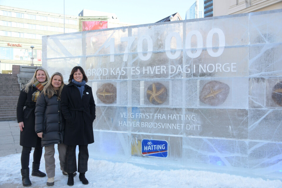 Hatting ønsker å belyse brødsvinn-utfordringen med en gigantisk isvegg. : F.v. Markedssjef Elin Renbjør i Lantmännen Unibake Norway, markeds- og innovasjonsdirektør Aina Hagen i Lantmännen Unibake Norway og kommunikasjonssjef Anne Marie Schrøder i Matvett.