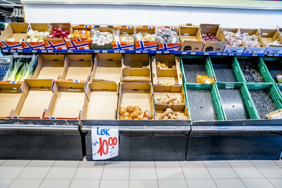 Folk som sitter i hjemmekarantene eller i isolasjon bestiller mat på nettet i stedet for å gå i butikken selv. Det fører til økt etterspørsel hos dem som driver med levering av dagligvarer. Her fra Rema 1000 på Bekkestua i Oslo, hvor folk har hamstret. Foto: Stian Lysberg Solum, NTB scanpix