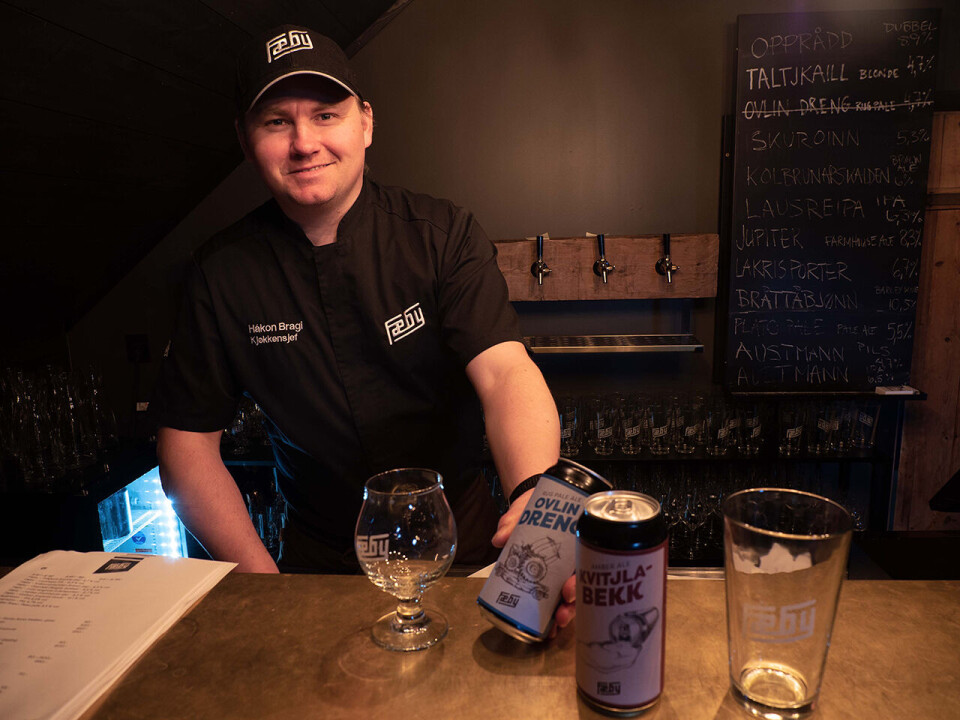 Foto Bryggerier over hele landet brygger og bygger lokal identitet. Fæby gård i Verdal har minst 700 års historie. Kokkemester Hákon Bragi Valgeirsson byr gjestene på mat og bryggeriets eget øl. Foto: Georg Mathisen