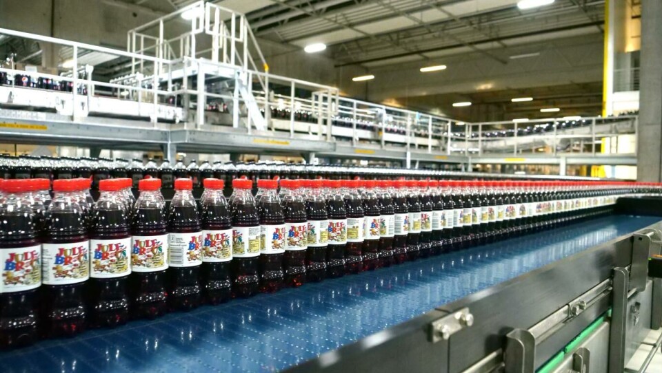 Kvelder og netter er tatt i bruk for å få produsert opp nødvolumet med julebrus. Foto: Ringnes