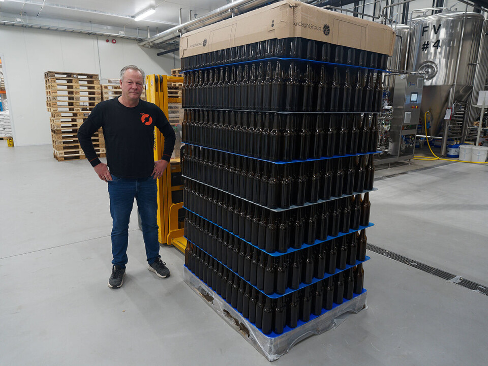 Foto Tom Young i Nøgne Ø er godt fornøyd med både panteordning og returpunkter for glass som gode miljøløsninger. Foto: Georg Mathisen