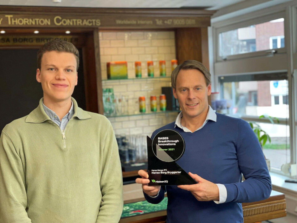 Edward Andrassy Corneliussen, Business Consultant, NielsenIQ og Niklas Minken, kommersiell direktør, Hansa Borg Bryggerier med prisen Bases Breakthrough Innovation winner 2021.