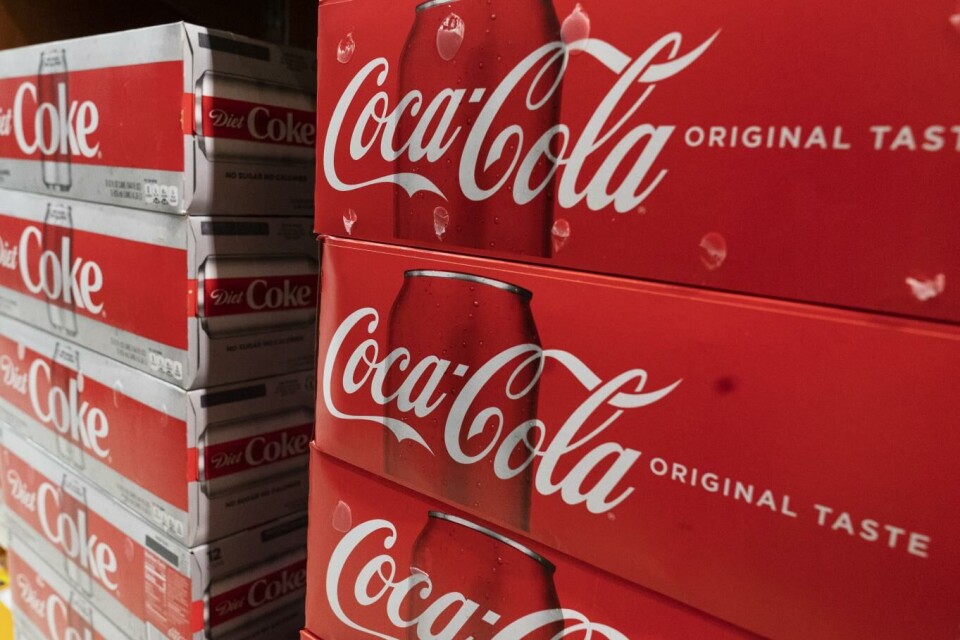 I takt med at verdens serveringssteder, kinoer og stadioner åpner igjen, merker Coca-Cola at de selger mer av sine leskedrikker. Illustrasjonsfoto: Mark Lennihan. AP/NTB