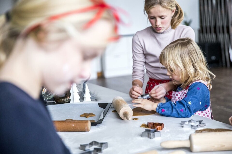 De minste i familien synes ofte det er ekstra stas å bake sammen til jul – bakingen gir både læring, mestringsfølelse og kos. Foto: Brodogkorn.no