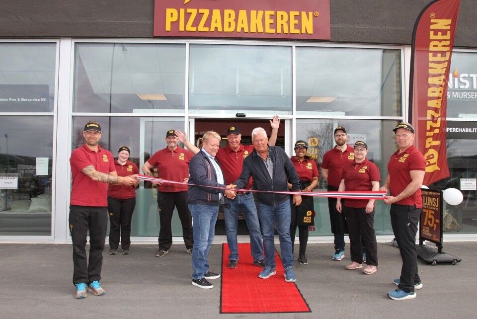 Foto Jan Henrik Jelsa og kompanjong William Gulliksen klippet snoren på Kjeller i Lillestrøm til stor glede for både franchisetakere og alle medarbeidere.