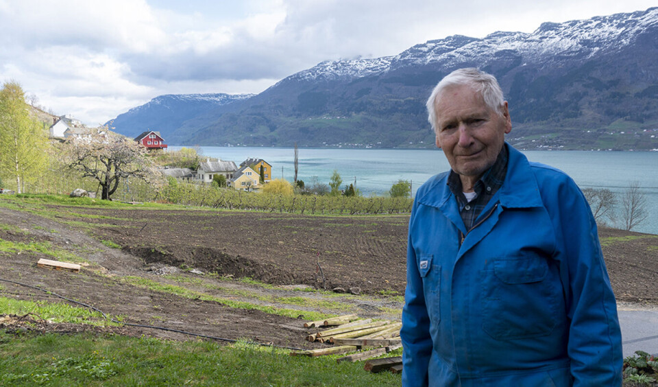 Foto «GODKJENT AV FAR MIN»: Den teksten finner du på flere av etikettene fra Alde. Far Lars O. Bleie bidrar fortsatt på gården, nå i sitt 87. år.