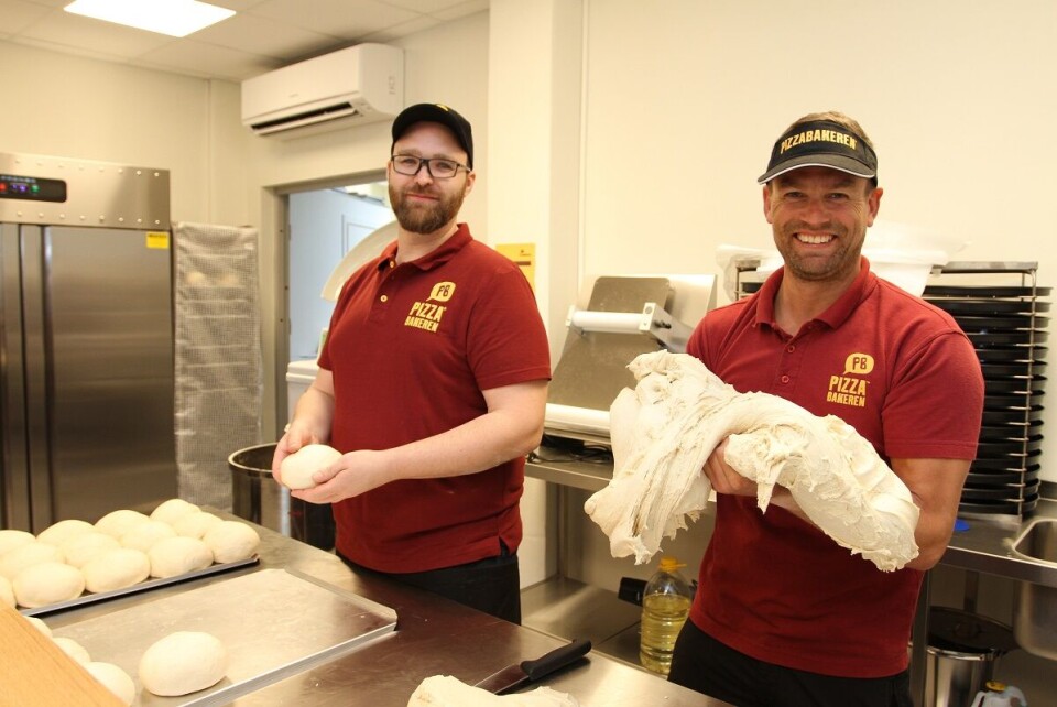 Foto OPPLÆRING: Didrik Helseth fra Lillestrøm (til venstre) og Frode Gulliksen fra hovedkontoret viser hvordan man deler opp pizzadeigen rett fra eltemaskinen i emner og sørger for at alle pizzaene holder den samme kvaliteten.