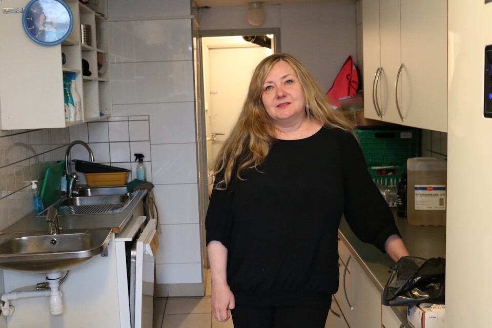 – Vi ser det er mye ensomhet her. I fjor måtte vi avlyse julebordet, men i år har vi fått grønt lys til å samle 200 av våre medlemmer og folk fra køen til julemiddag i DNB sine lokaler, forteller styreleder i Fattighuset Lisbeth Hvalby. Foto Camilla Skjær Brugrand.