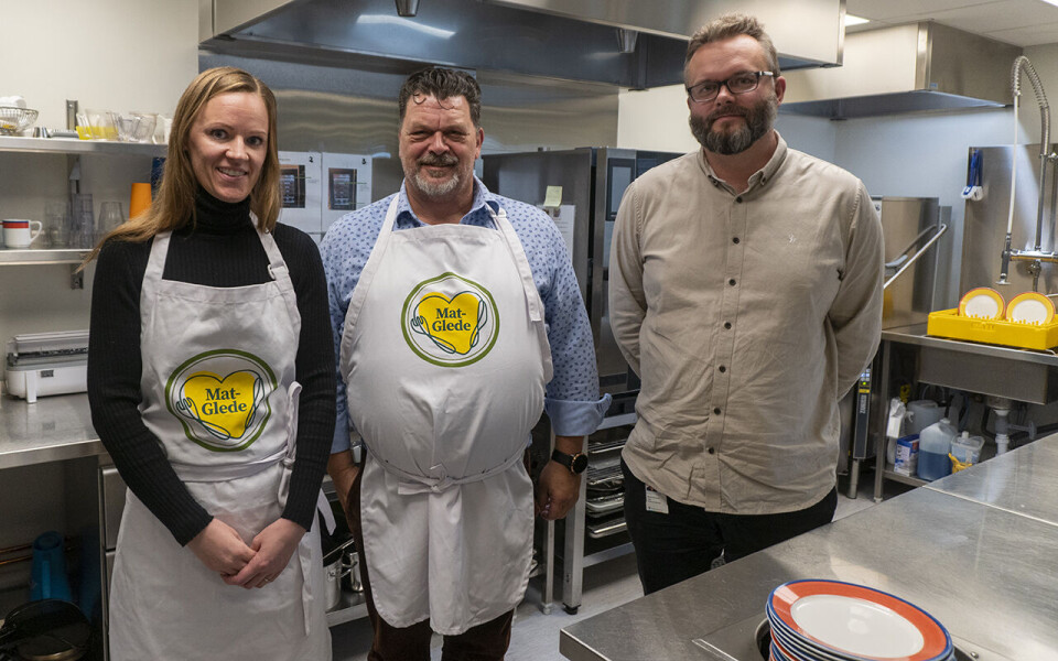 Linda Kristin Hemma, Geir Arne Dagfinrud og Øyvind Ekornhol i et av de elleve postkjøkkenene på Stange helse- og omsorgssenter.