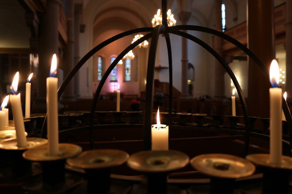 Inne i Grønland kirke kan mennesker varme seg fra klokken halv fem om morgenen mens de venter på utdeling av matbilletter. Foto Camilla Skjær Brugrand.