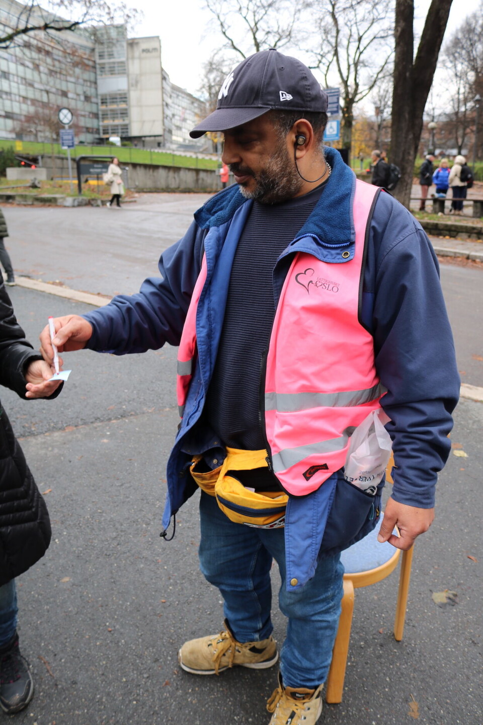 Frivillig Emil Fikry slår av en prat med menneskene i køen og sjekker at de har billett. Foto Camilla Skjær Brugrand.