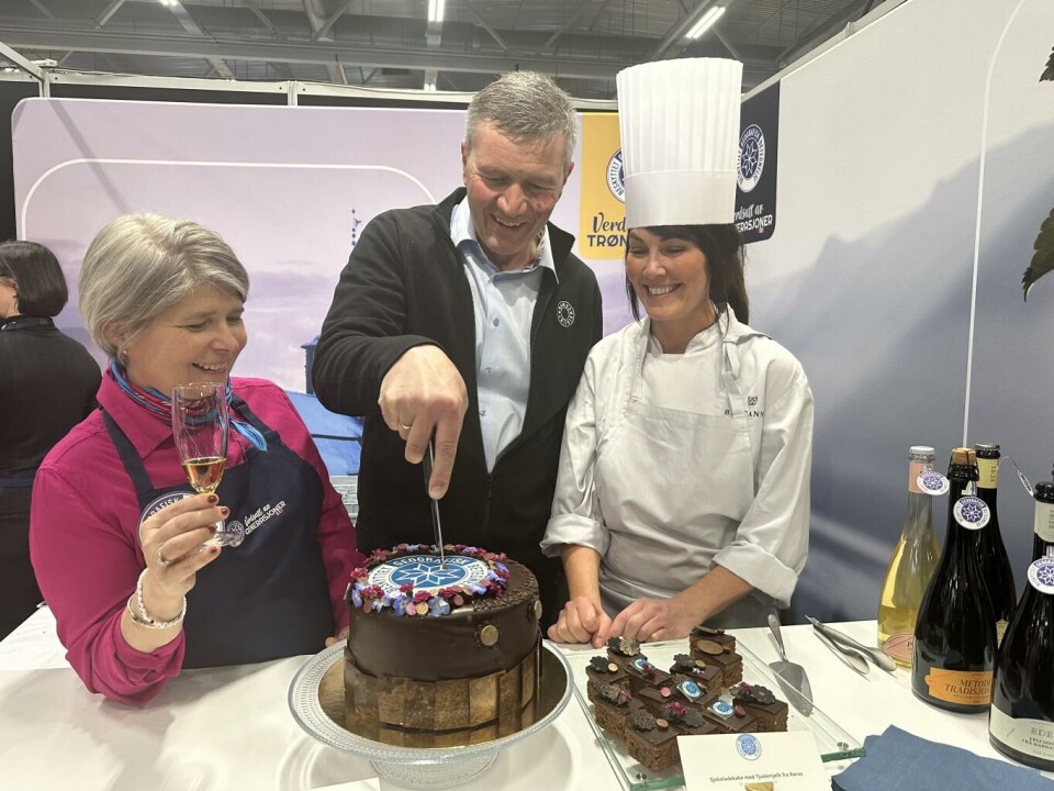 Stor stas da bursdagskaken for Beskyttede betegnelser ble åpnet av Nina Sundqvist fra Stiftelsen Norsk Mat og Trond Vilhelm Lund, bestyrer på Rørosmeieriet sammen med kakebaker Cathrine Nielsen, konditorsjef på Britannia Hotel. Foto Stiftelsen Norsk Mat