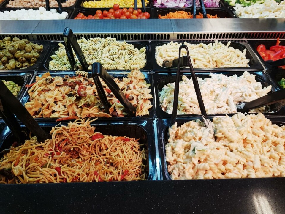 Kunder som handlet fra Coops salatbar sist fredag og lørdag, og plukket med seg melonbiter, bes levere produktet tilbake slik at de kan få pengene tilbake.