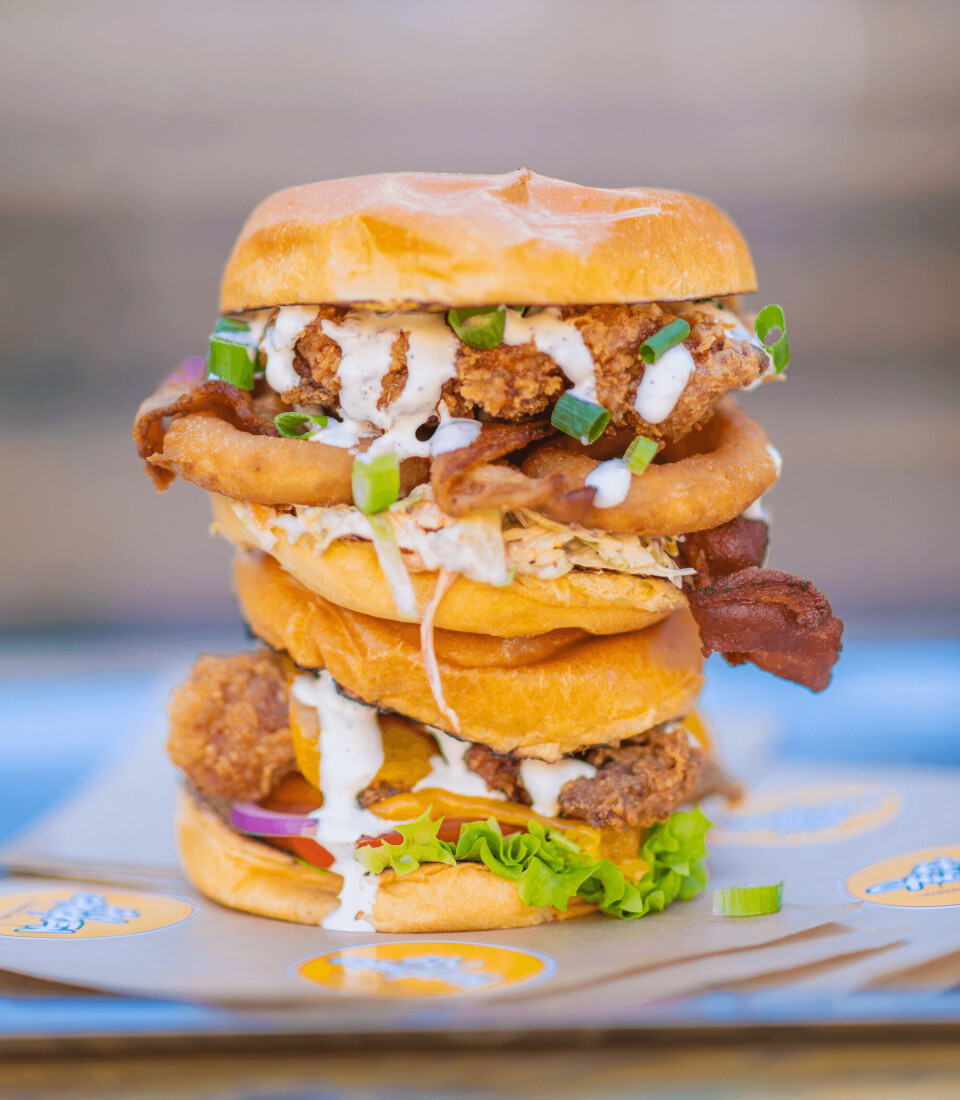 Foto Fly Chicken tilbyr en produktportefølje av fried-chicken i ulike varianter. På menyen er det vinger og lår, spesialiteter som fried-chicken croissanten «Fly Mandy», fried-chicken burgere og fried-chicken kebab.
