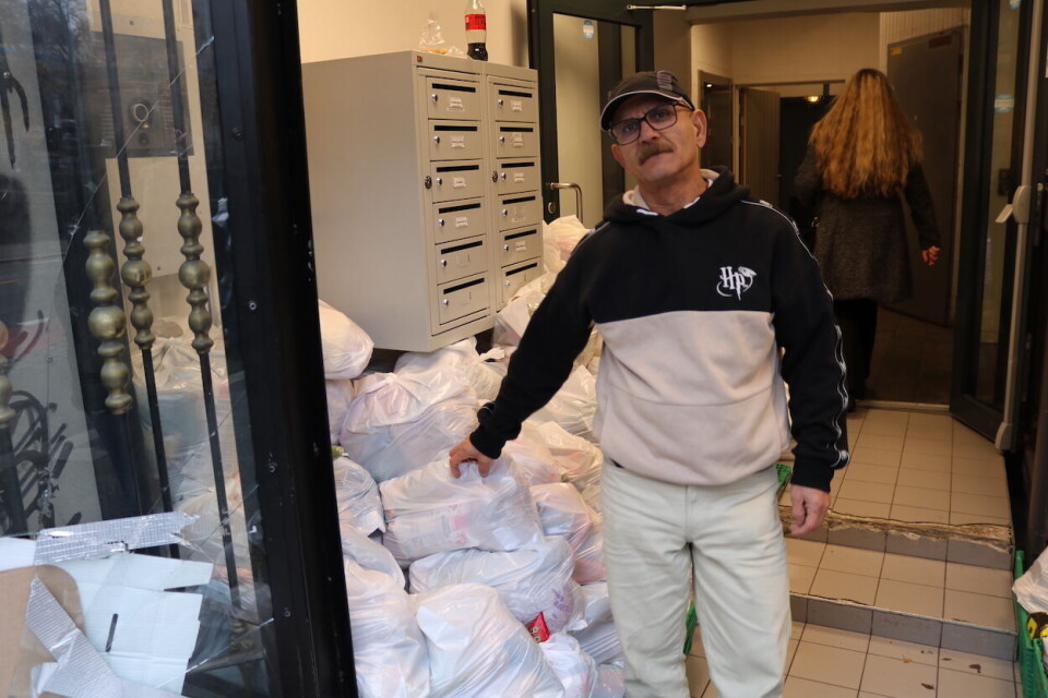 Khosro Rahimi jobber med utdeling av matposer på Fattighuset. Foto Camilla Skjær Brugrand.