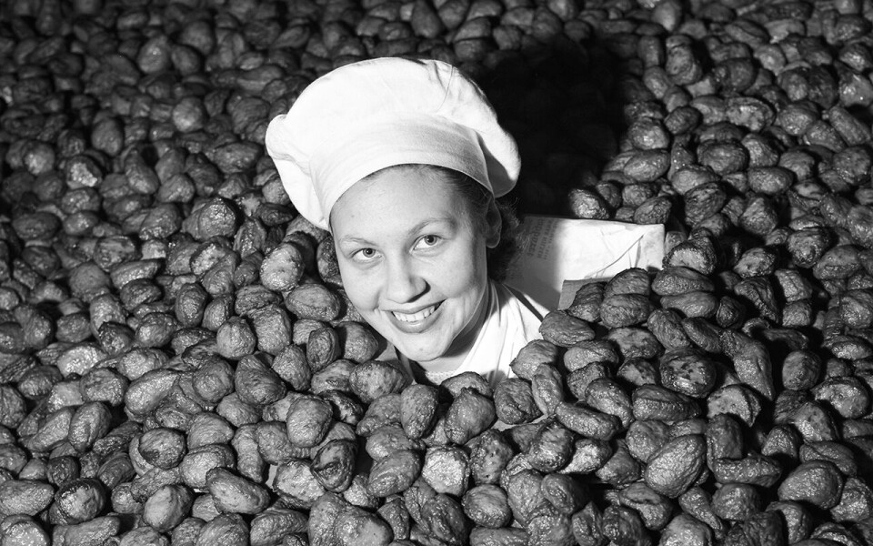 Eva Appelgren til halsen i kjøttkaker hos Stabburet i Fredrikstad vinteren 1954.