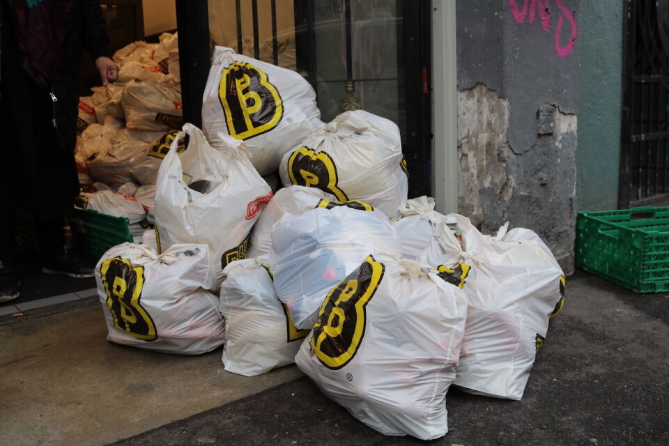 Hver person som har sikret seg billett får en pose med mat onsdag og fredag utenfor Fattighuset. Foto Camilla Skjær Brugrand.