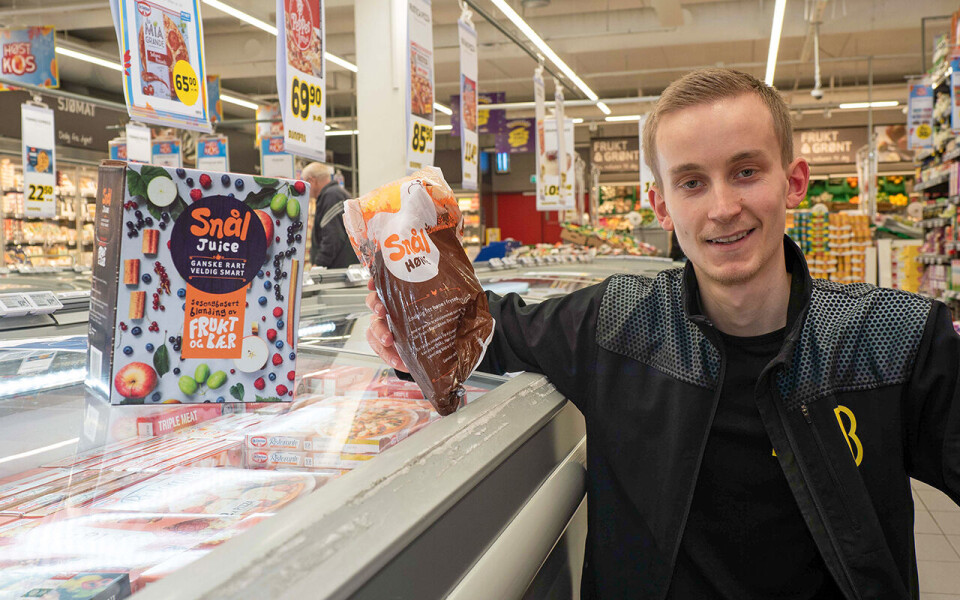 Aleksander Haraldsen på Bunnpris Raufoss frister med snål høne og snål juice.