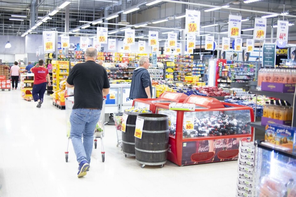 Også Årjäng og Charlottenberg melder om høye besøkstall av nordmenn som krysser grensa for å handle i Sverige. Her fra Charlottenberg shoppingsenter første lørdag etter at restriksjonene ble opphevet. Foto: Annika Byrde, NTB scanpix