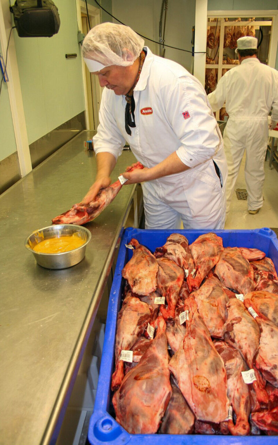 Foto Her masserer produksjonssjef Svein Ole Kristiansen i Aron Mat lammelår med honning. Foto: Aron Mat