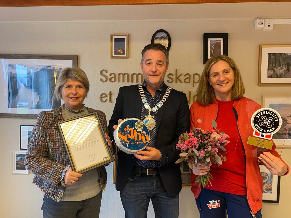 Selbu Blå Kraftig fikk tildelt Spesialitet, merket for lokalmat i særklasse. F.v : Adm.dir i Stiftelsen Norsk Mat, Nina Sundqvist, ordfører i Selbu Ole Morten Balstad og meierisjef Heidi Kristin Mathisen. Foto: Stiftelsen Norsk Mat